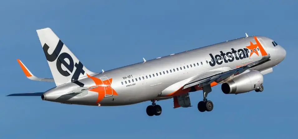 Can you fly with a disposable razor on Jetstar Airlines?